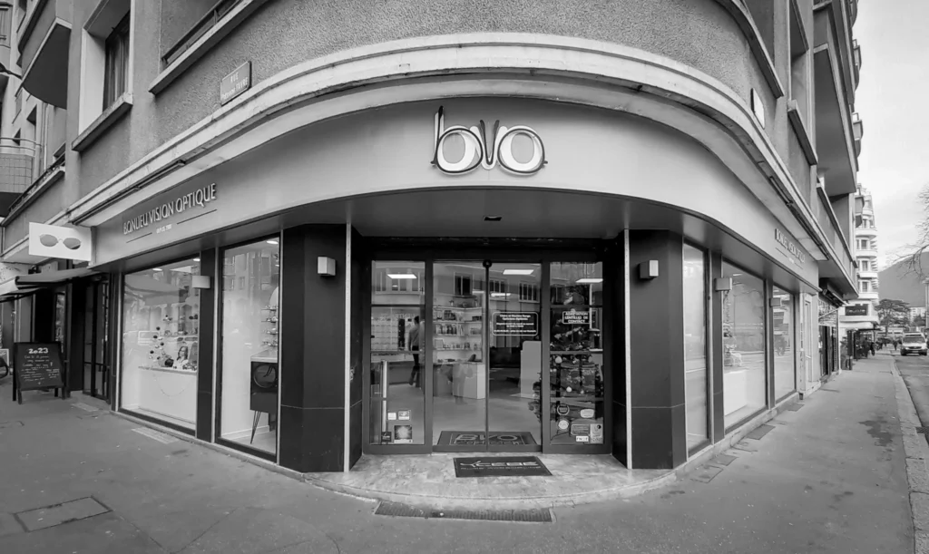 Accueil et vitrine magasin d'optique